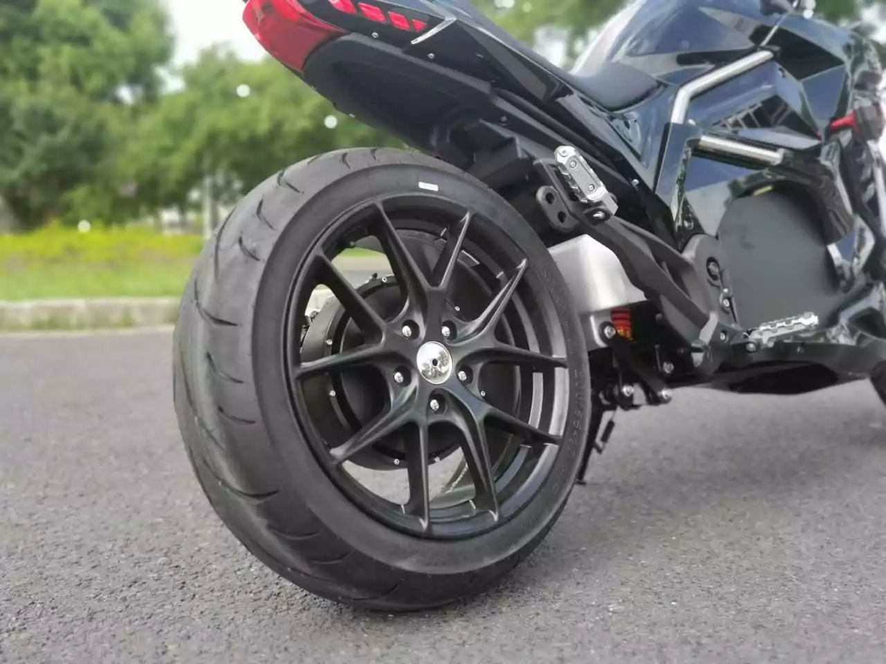 Изображение WhatsApp 2024 05 21 в 10.07.26 fb163cc6 416x312 - Армейский электромотоцикл Ducati Diavel 8000W (Old School)