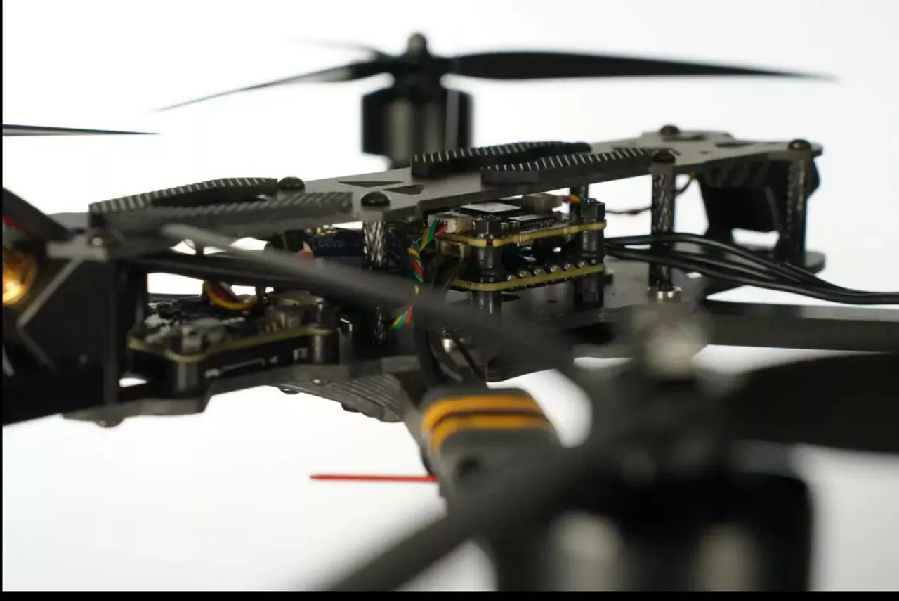 photo 4 2025 04 11 13 05 16 416x278 - FPV‑дрон "Икар 10" на оптоволокне (4 кг, дальность >15 км, 3115 900 KV, ERLS 915 + видео 1.2–6.1 ГГц)